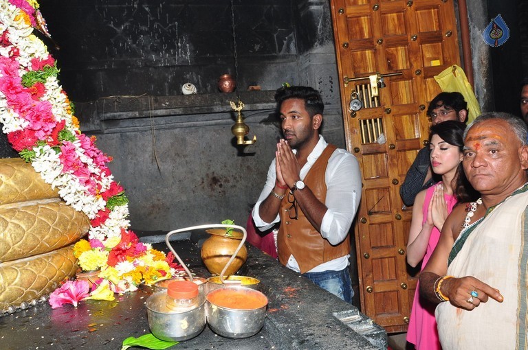 Dynamite Team at Warangal Thousand Pillar Temple - 17 / 36 photos