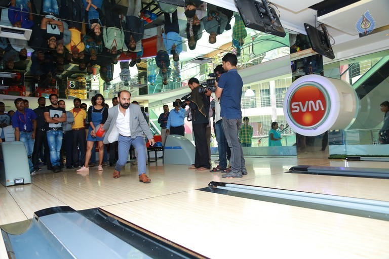 Hebah Patel and Team at S.V.M Mall - 3 / 17 photos