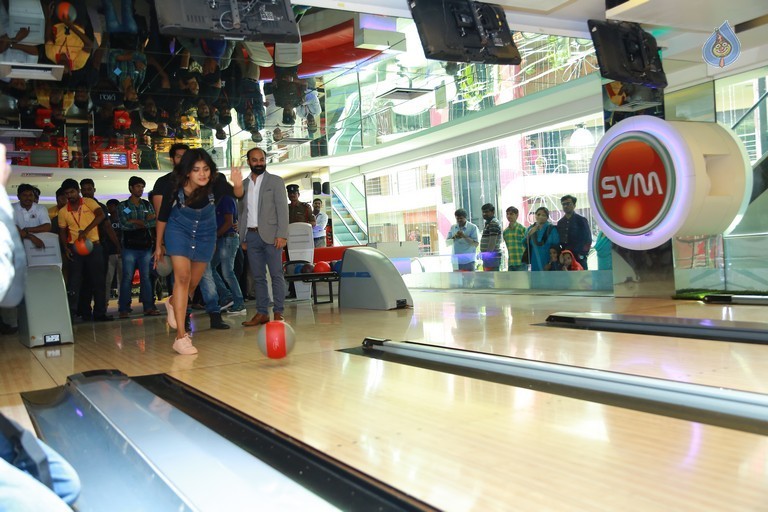 Hebah Patel and Team at S.V.M Mall - 9 / 17 photos