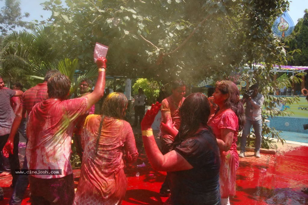 Holi 2014 Celebrations in Hyderabad - 13 / 151 photos