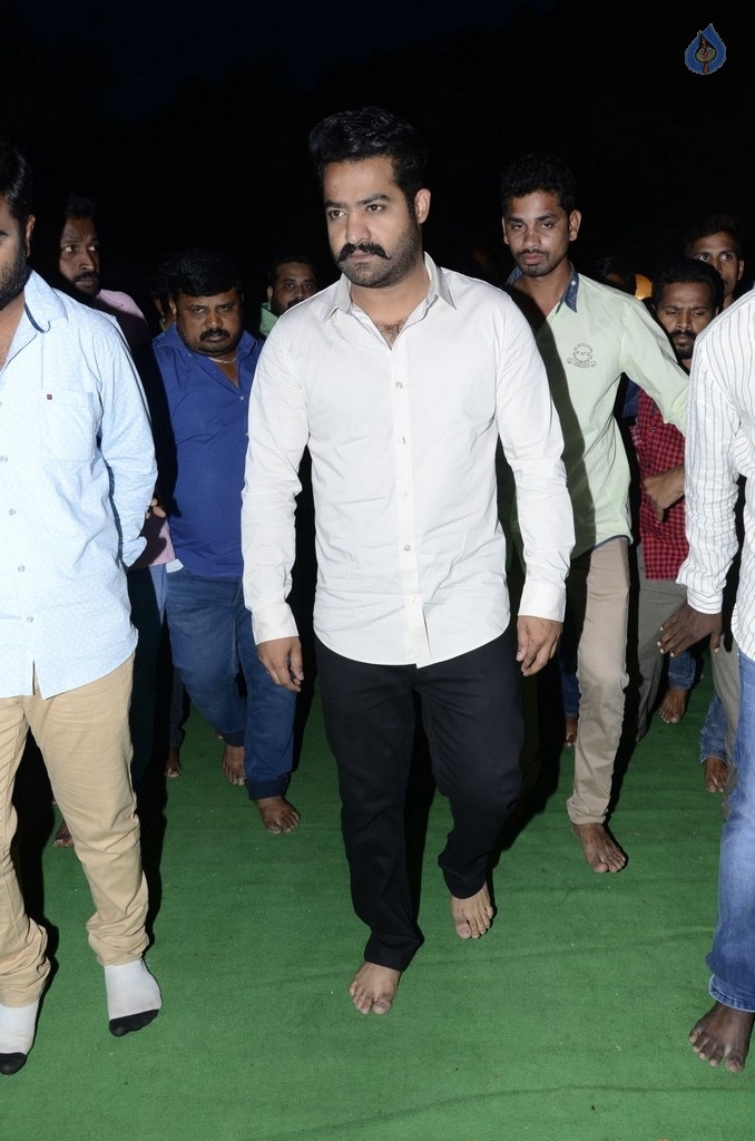 JR NTR visits NTR Ghat on NTR Birth Anniversary - 13 / 47 photos