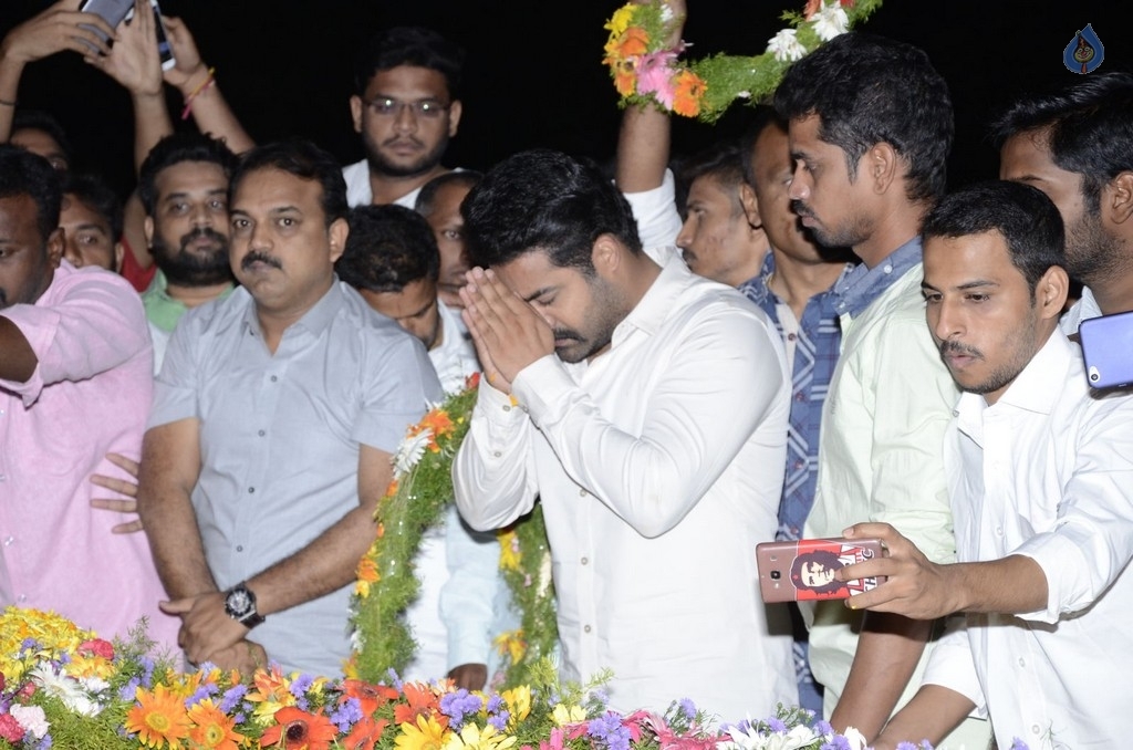 JR NTR visits NTR Ghat on NTR Birth Anniversary - 21 / 47 photos