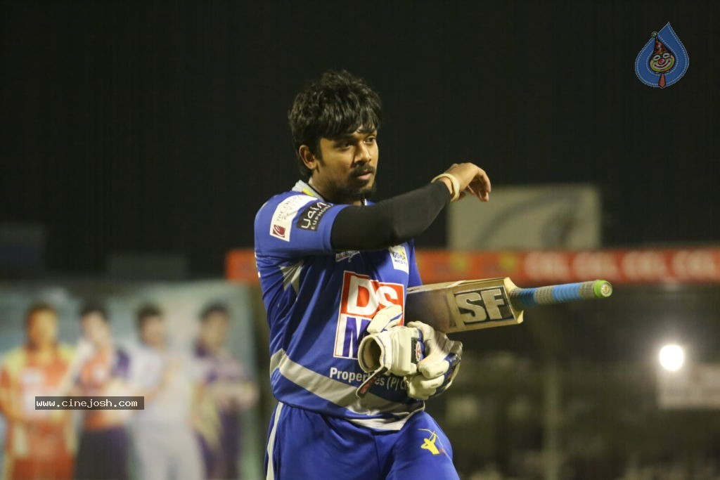 Karnataka Bulldozers Vs Mumbai Heroes Match - 1 / 202 photos