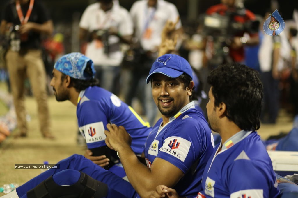 Karnataka Bulldozers Vs Mumbai Heroes Match - 4 / 202 photos