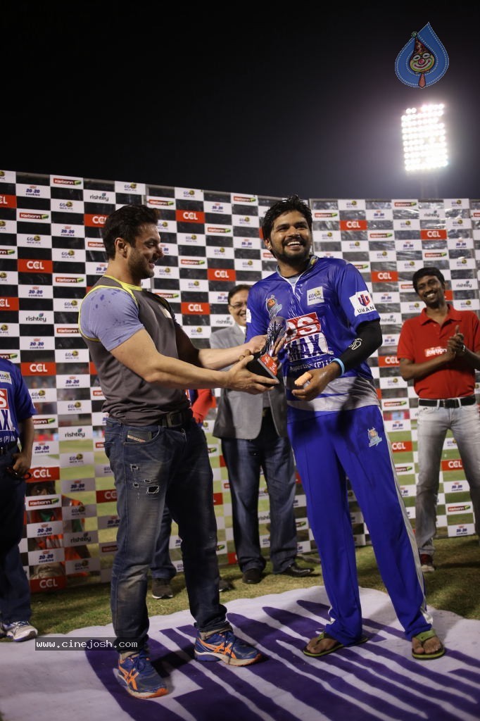 Karnataka Bulldozers Vs Mumbai Heroes Match - 19 / 202 photos