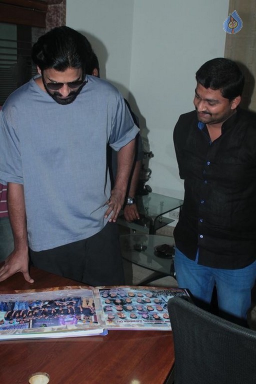 Karnataka Fans meet Prabhas - 15 / 39 photos