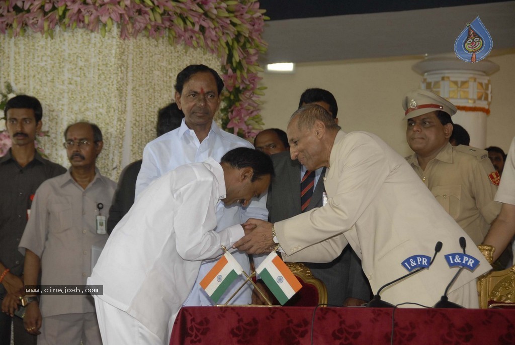 KCR Sworn in as Telangana CM - 20 / 97 photos
