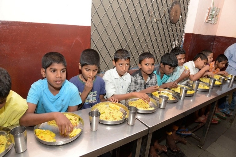Mahesh and Namrata offers Lunch on Anniversary - 6 / 8 photos
