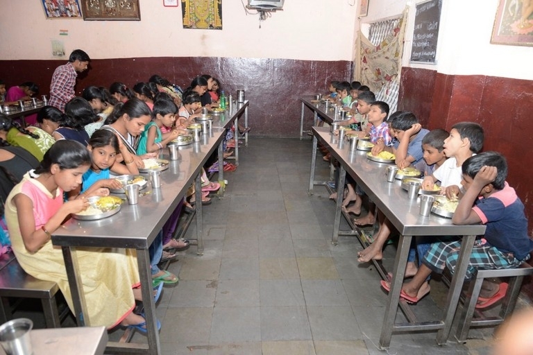 Mahesh and Namrata offers Lunch on Anniversary - 7 / 8 photos