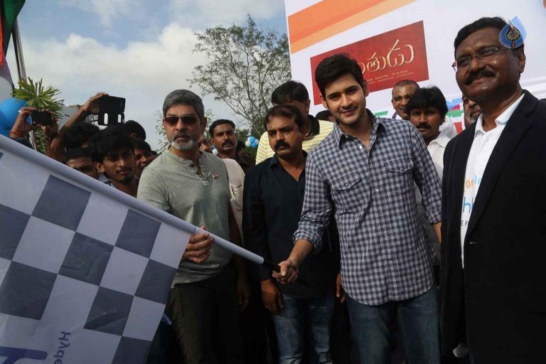 Mahesh Babu flags off Chak De India Ride - 8 / 42 photos