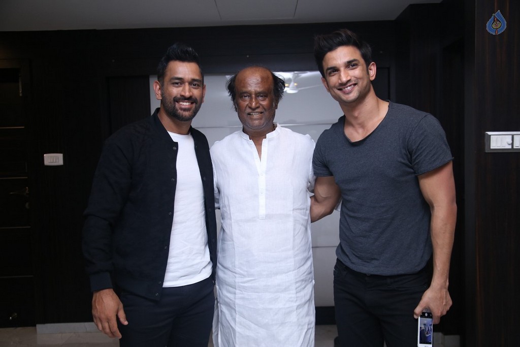 MS Dhoni meets Superstar Rajinikanth - 3 / 5 photos