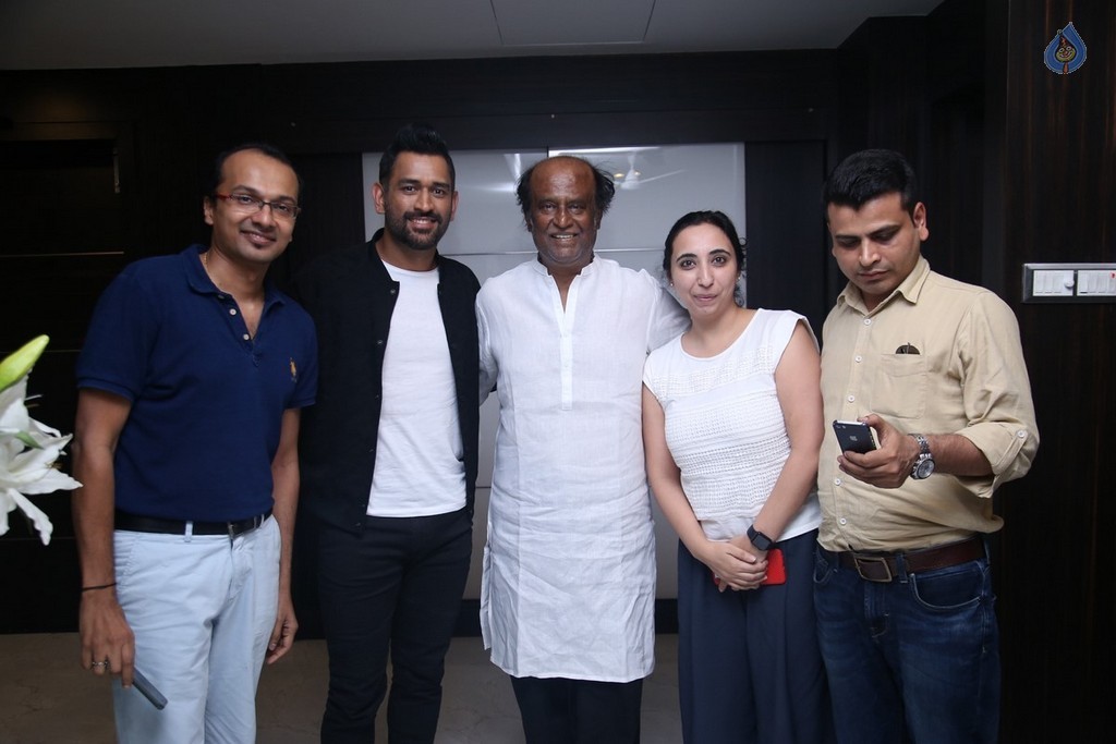 MS Dhoni meets Superstar Rajinikanth - 4 / 5 photos