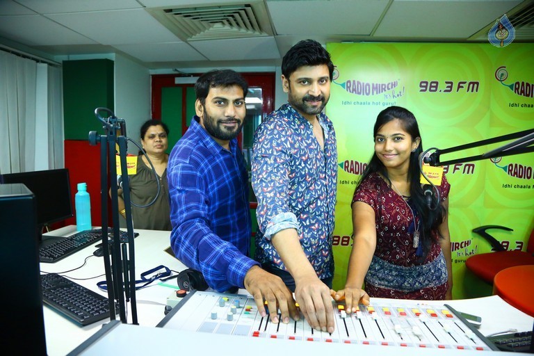 Naruda Donoruda Team at Radio Mirchi - 1 / 21 photos