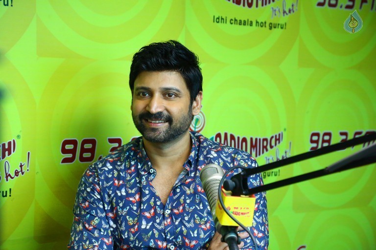 Naruda Donoruda Team at Radio Mirchi - 10 / 21 photos