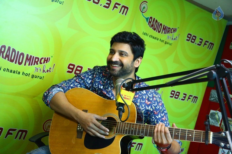 Naruda Donoruda Team at Radio Mirchi - 11 / 21 photos