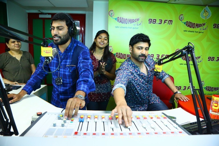 Naruda Donoruda Team at Radio Mirchi - 12 / 21 photos