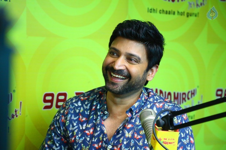 Naruda Donoruda Team at Radio Mirchi - 16 / 21 photos