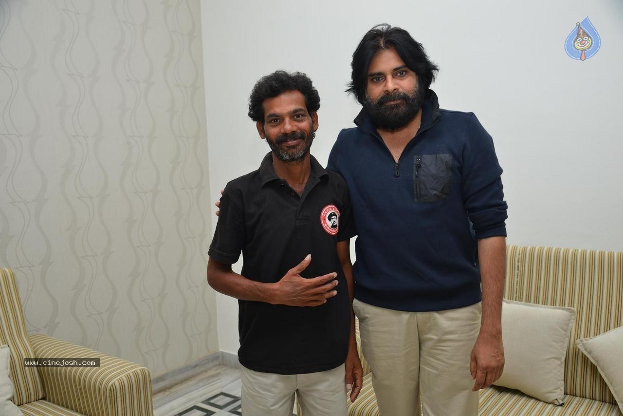 Pawan Fan Ravi Meets Pawan Kalyan - 4 / 7 photos