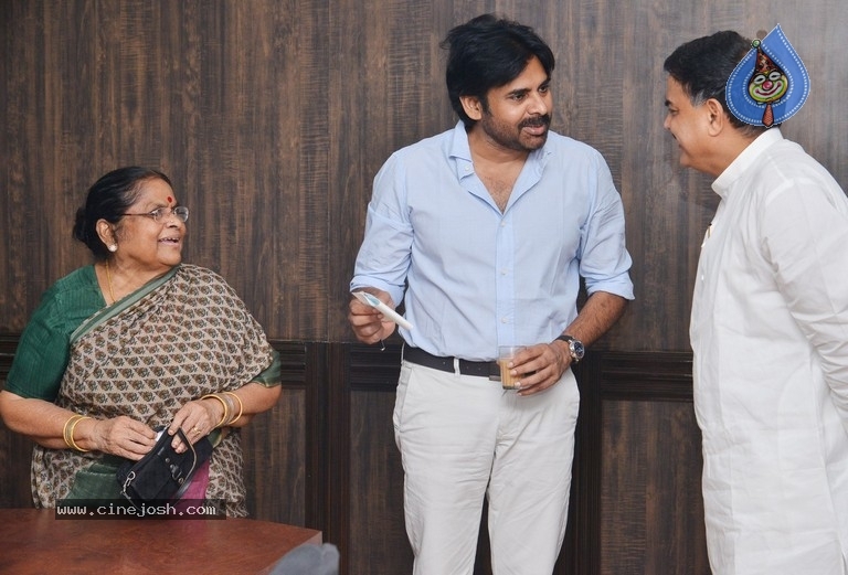 Pawan Kalyans Mom Donates for Janasena - 6 / 21 photos