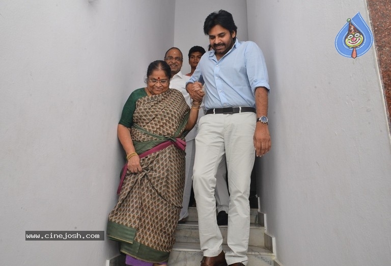 Pawan Kalyans Mom Donates for Janasena - 9 / 21 photos