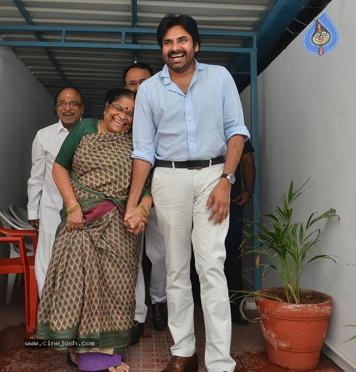 Pawan Kalyans Mom Donates for Janasena - 13 / 21 photos