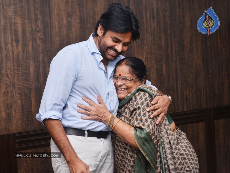 Pawan Kalyans Mom Donates for Janasena - 16 / 21 photos