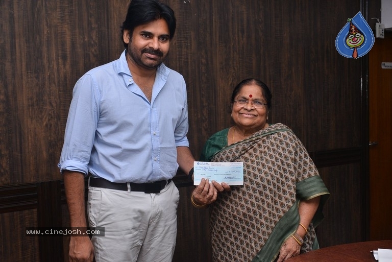 Pawan Kalyans Mom Donates for Janasena - 18 / 21 photos