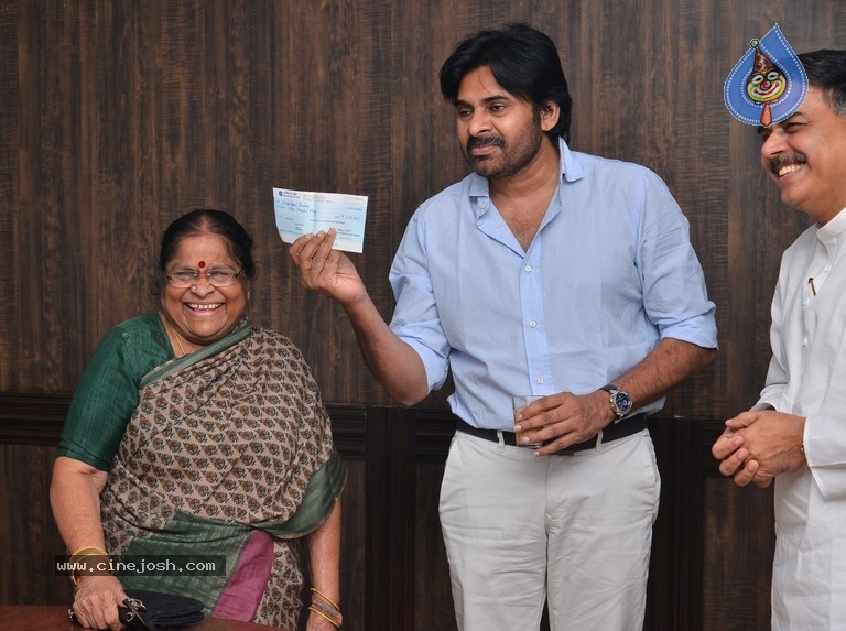 Pawan Kalyans Mom Donates for Janasena - 19 / 21 photos