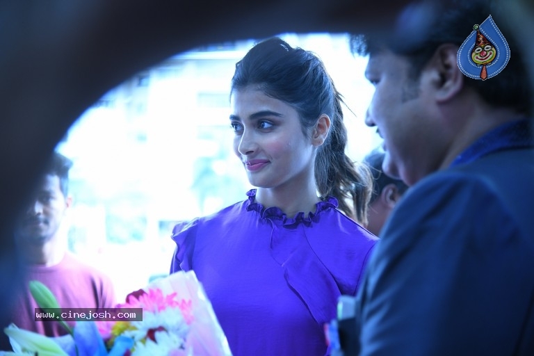 Pooja Hegde Launches Samsung Galaxy Note 9 Mobile - 16 / 26 photos