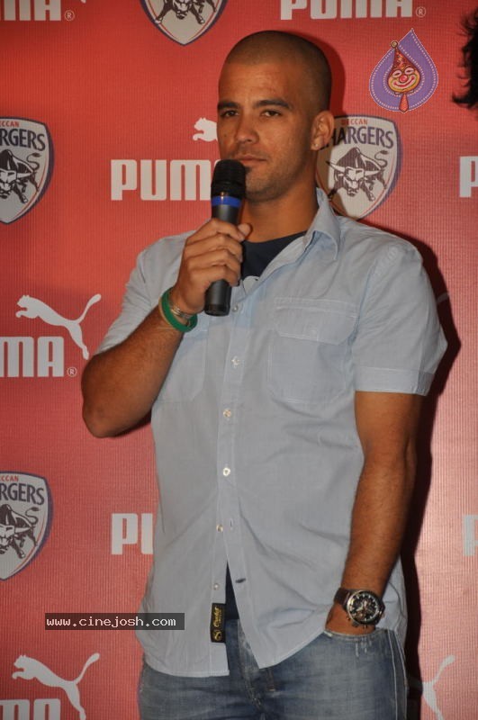 Puma Unveils Deccan Chargers Team Jersy and Fanwear - 10 / 79 photos