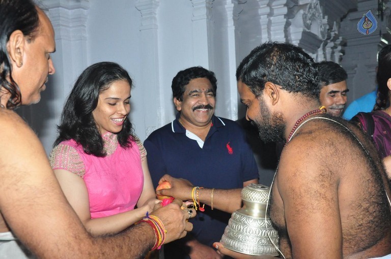 Saina Nehwal Visits Film Nagar Temple - 13 / 38 photos