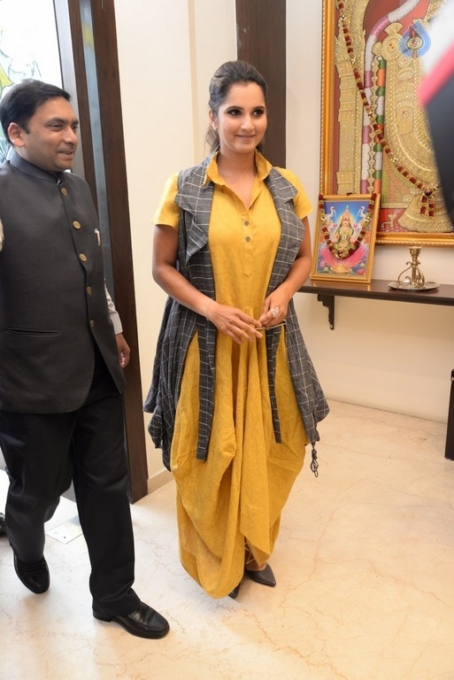 Sania Mirza at The Lable Bazar Curtain Raiser - 12 / 21 photos