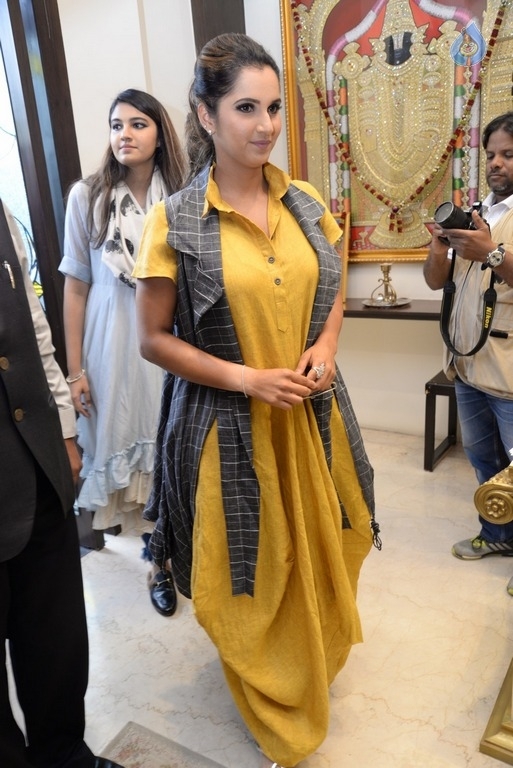 Sania Mirza at The Lable Bazar Curtain Raiser - 13 / 21 photos