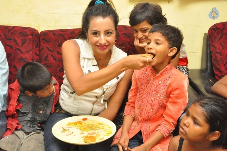 Sanjjanaa Visits Serve Needy Voluntary Organization - 6 / 41 photos