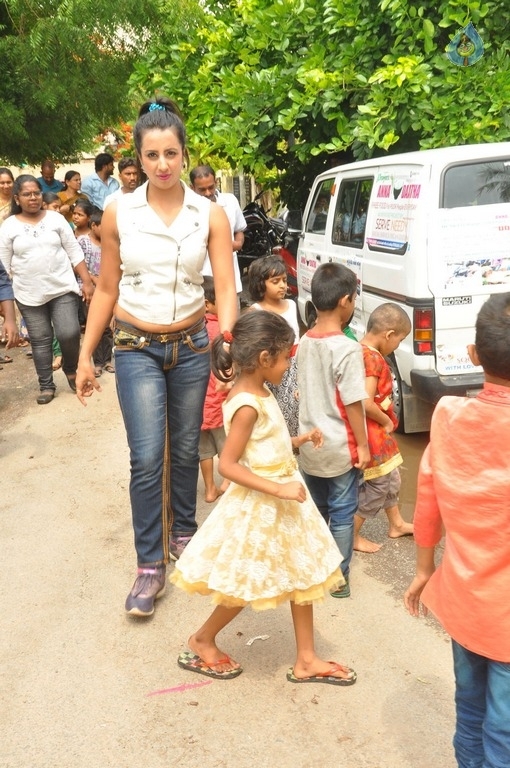 Sanjjanaa Visits Serve Needy Voluntary Organization - 9 / 41 photos