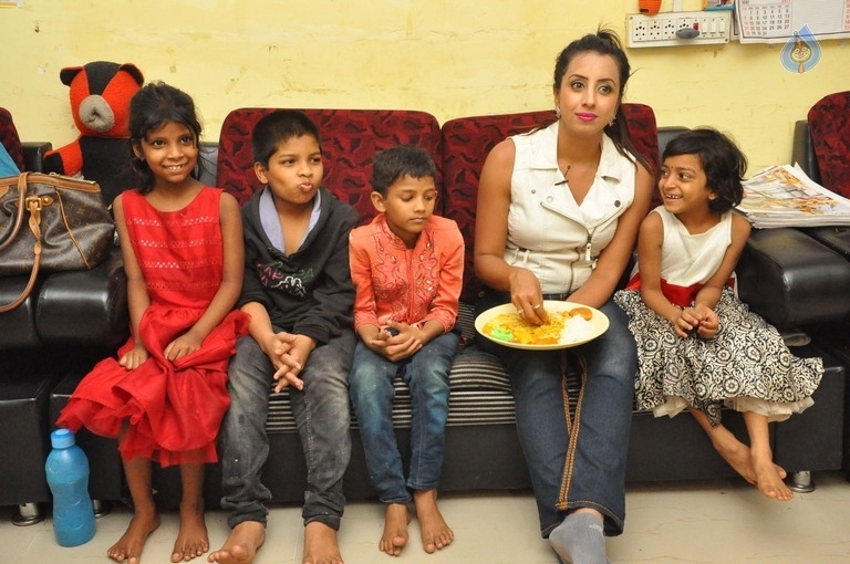 Sanjjanaa Visits Serve Needy Voluntary Organization - 10 / 41 photos