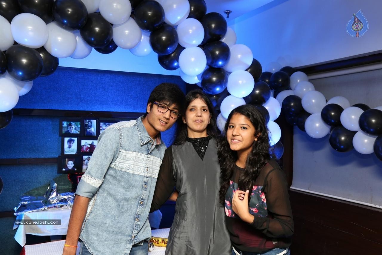 Sonu Jain Birthday Party - 9 / 107 photos