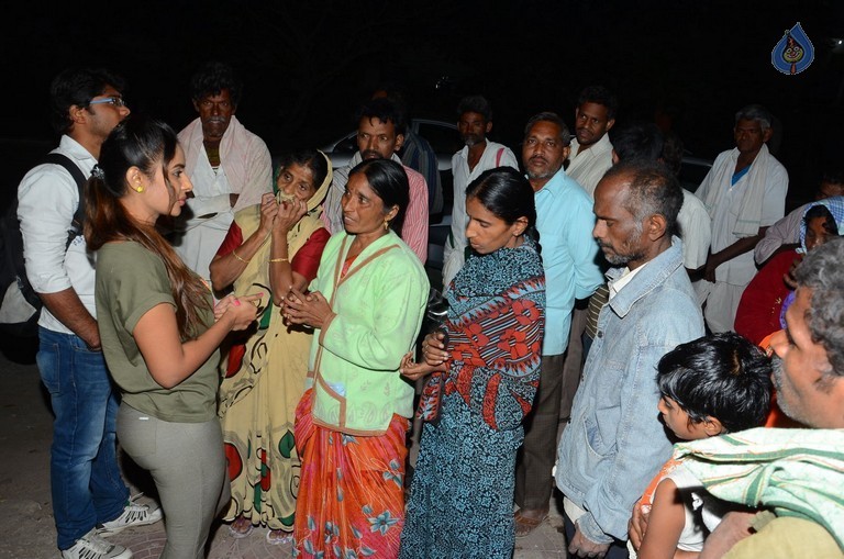 Sri Reddy Distributes Blankets for Orphans - 3 / 40 photos