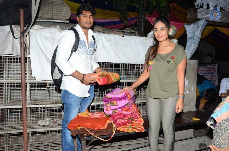 Sri Reddy Distributes Blankets for Orphans - 4 / 40 photos