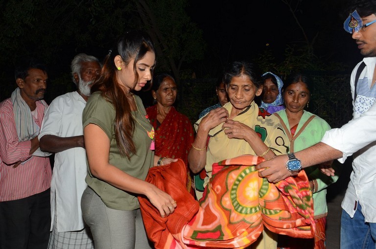 Sri Reddy Distributes Blankets for Orphans - 5 / 40 photos