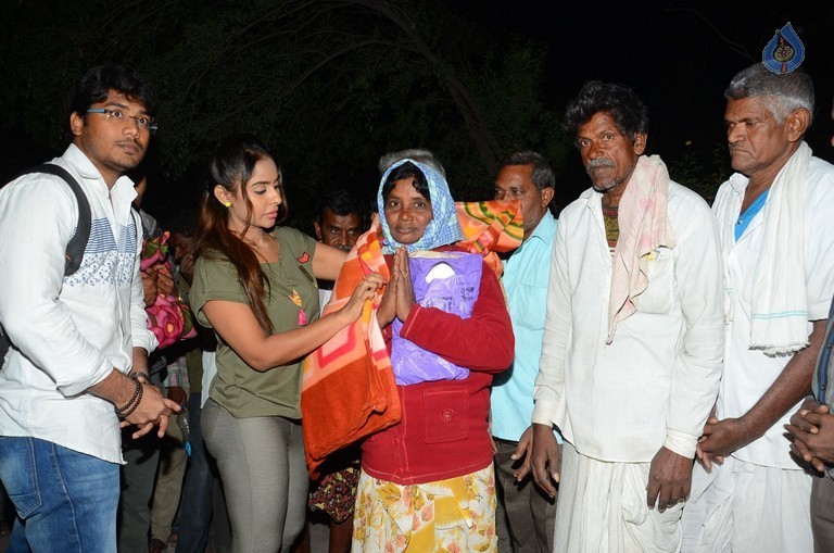 Sri Reddy Distributes Blankets for Orphans - 9 / 40 photos