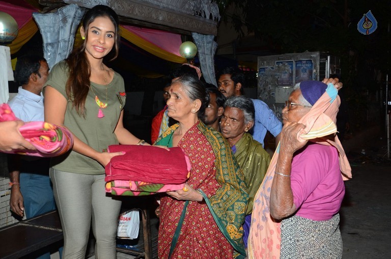 Sri Reddy Distributes Blankets for Orphans - 13 / 40 photos