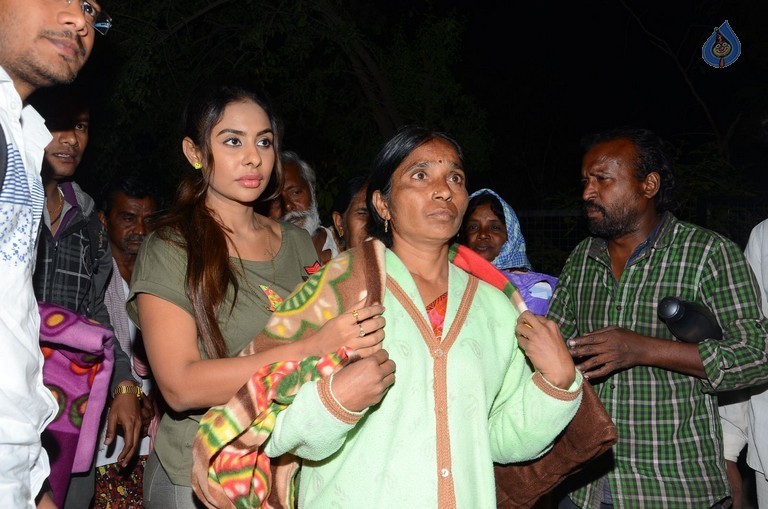 Sri Reddy Distributes Blankets for Orphans - 16 / 40 photos