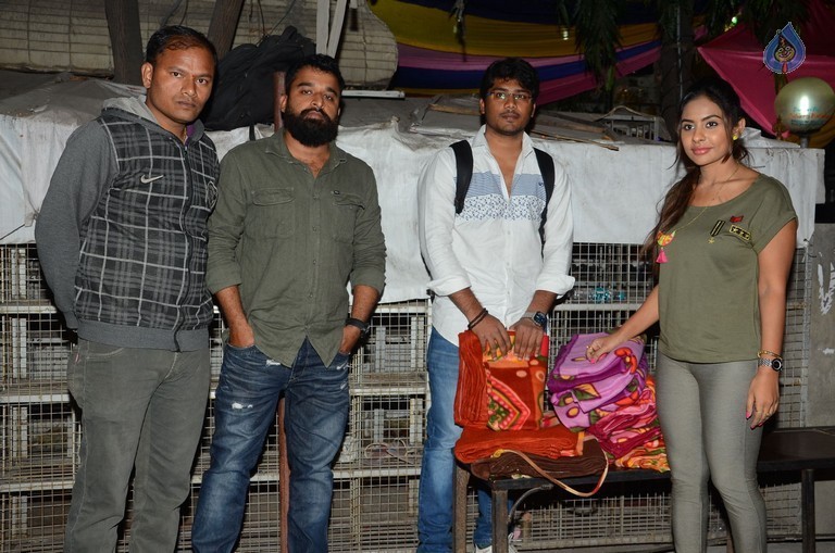 Sri Reddy Distributes Blankets for Orphans - 21 / 40 photos