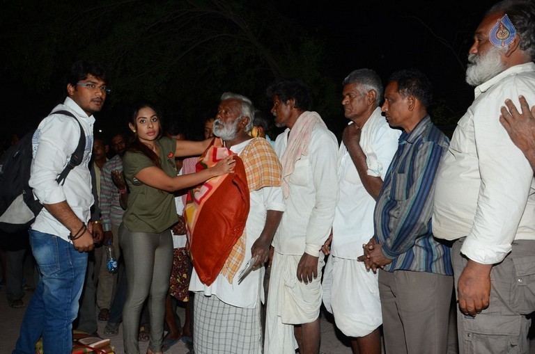 Sri Reddy Distributes Blankets for Orphans - 28 / 40 photos