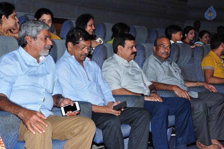 Super Star Krishna at Srimanthudu Screening  - 11 / 33 photos