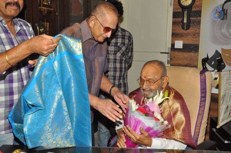 Super Star Krishna Meets Dadasaheb Phalke K Viswanath - 6 / 32 photos