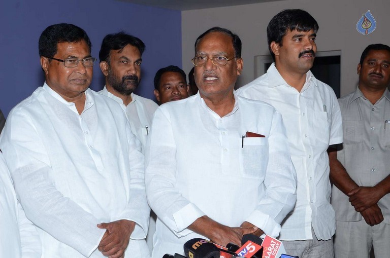 T Congress Leaders Watches Rudramadevi Movie - 11 / 33 photos
