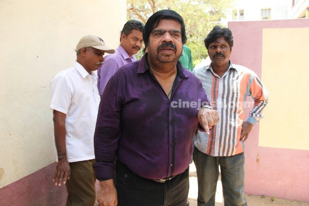 Tamil Celebrities Voting Photos - 18 / 108 photos