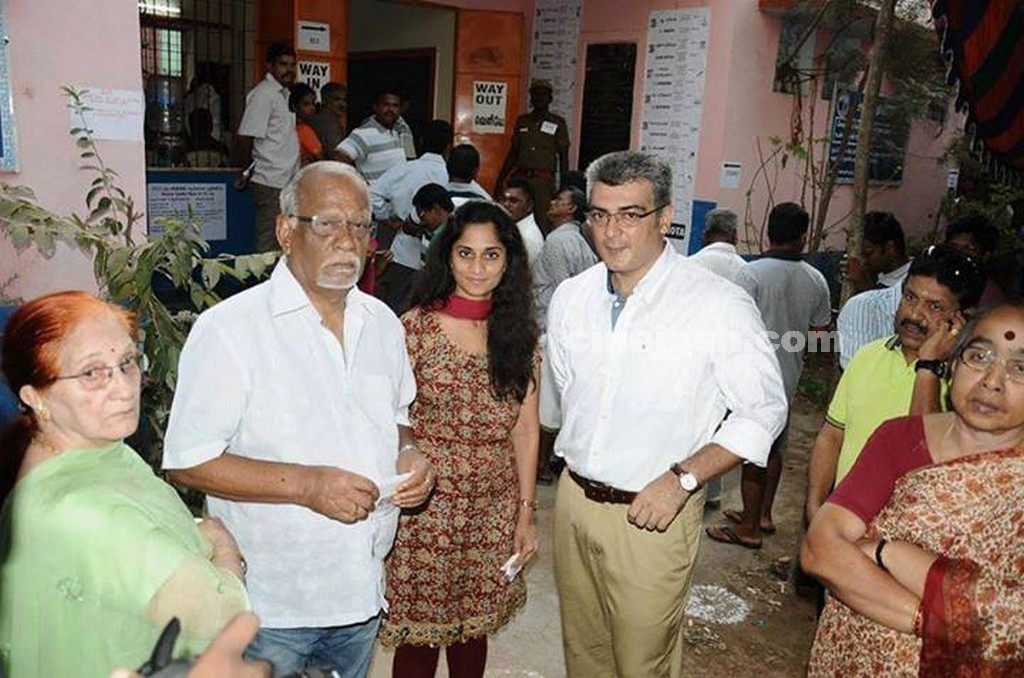 Tamil Celebrities Voting Photos - 19 / 108 photos